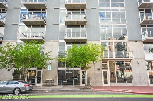 Building Photo - 353 E Bonneville Ave