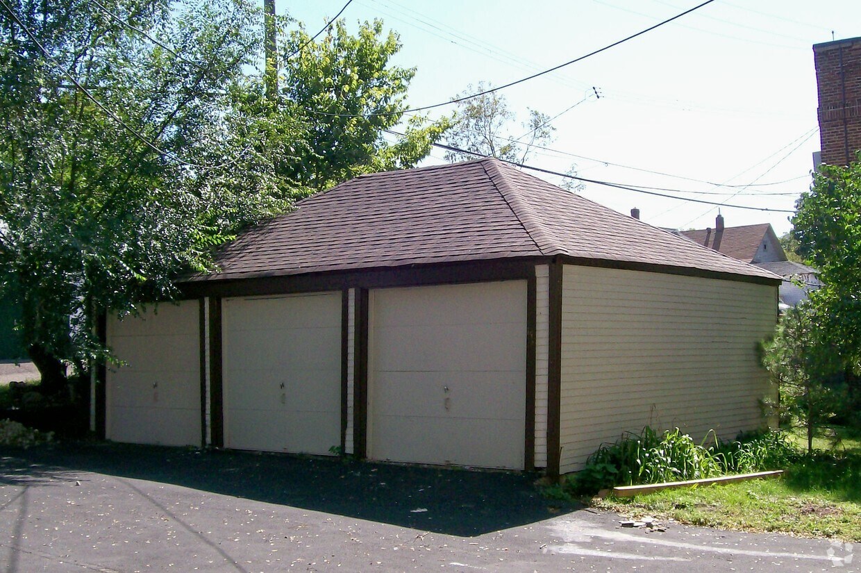 Building Photo - 412-422 Pierce St N