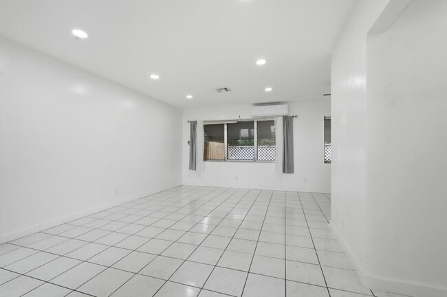 Building Photo - 1201 N Victoria Park Rd