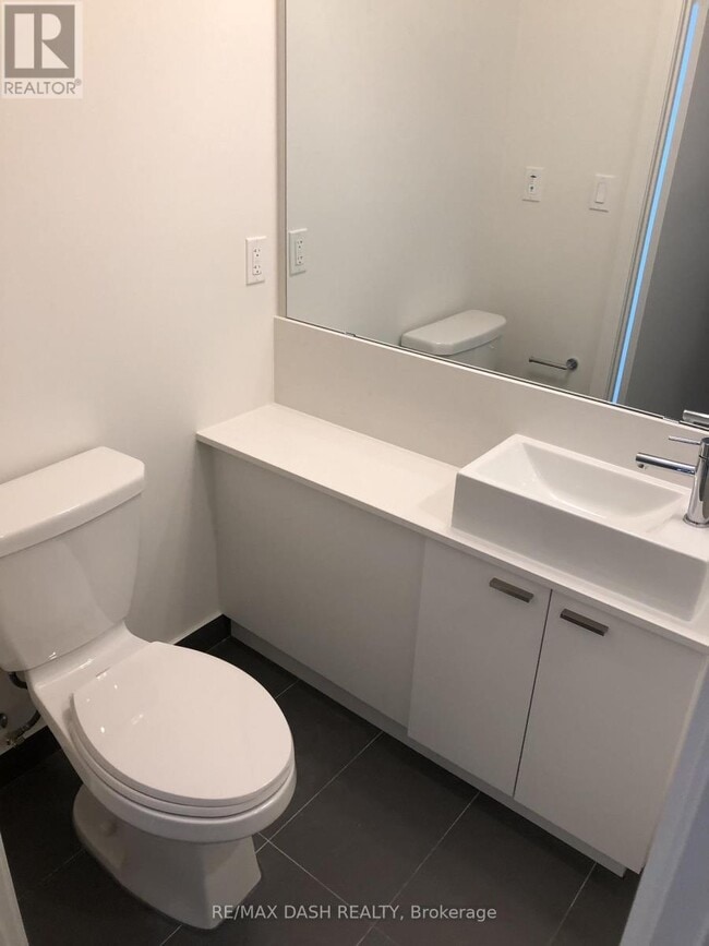 Building Photo - 576 Front St W