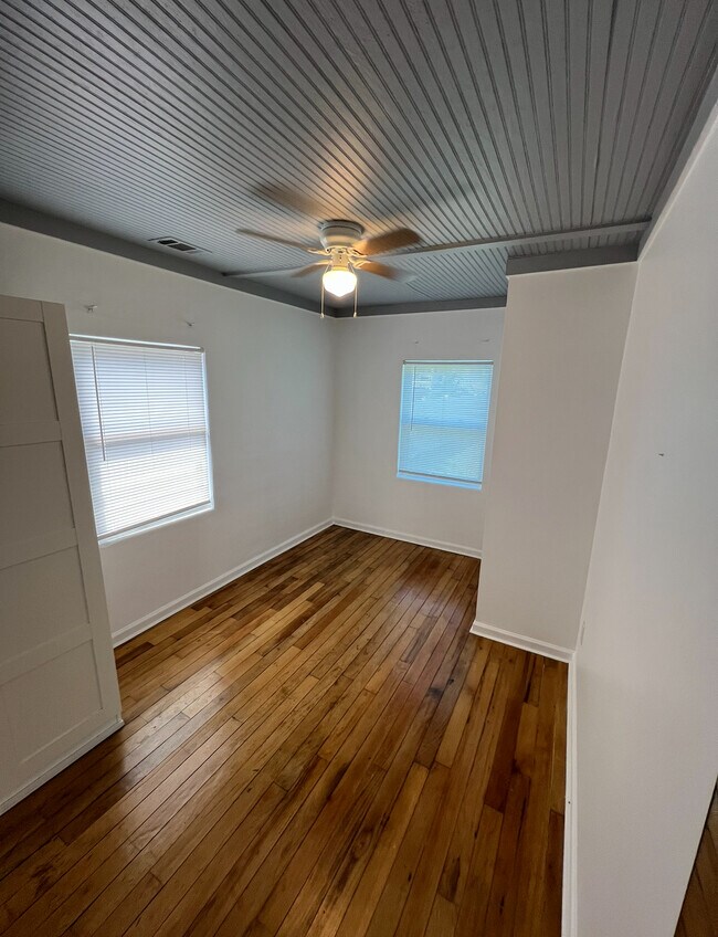 Building Photo - 412 Riverside Dr