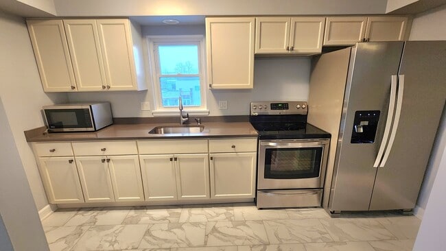 Foto del edificio - 1008 N Milwaukee Ave