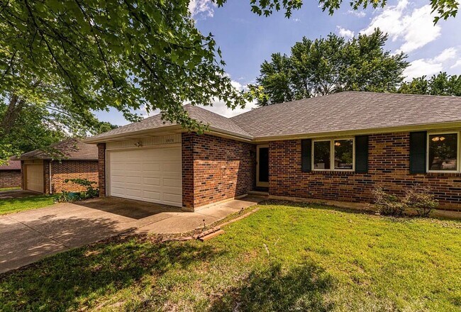Building Photo - 3 Bed 2 Bath 2 Car Garage Home Southwest Springfield MO!!