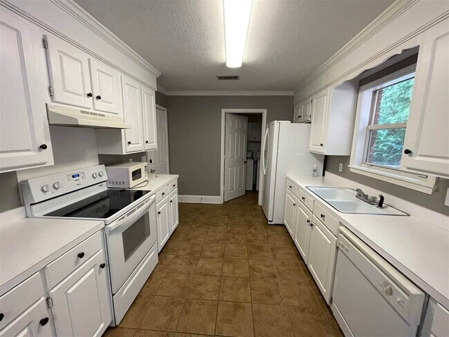 Building Photo - 128 Chestnut Dr