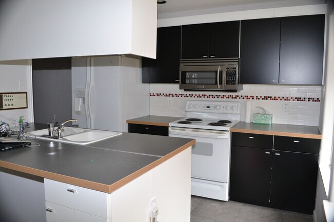 Kitchen - 8560 Park Ln