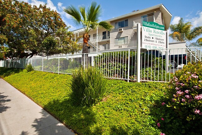 Comunidad cerrada en Villa Knolls en La Mesa, California. - Villa Knolls Apartments