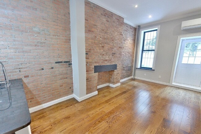 Building Photo - 279 E 10th St