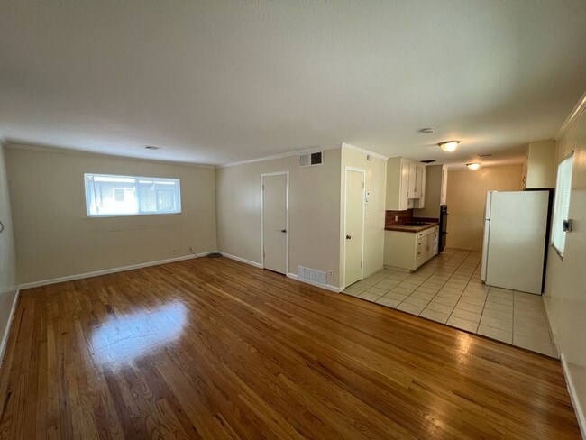 Foto del edificio - Two-bedroom single story unit with a carport!