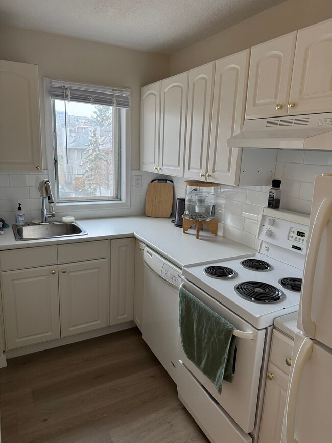 Building Photo - 306 21 Av SW