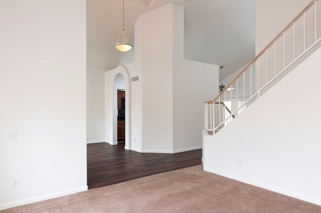 Foto del edificio - 628 W Silver Creek Rd