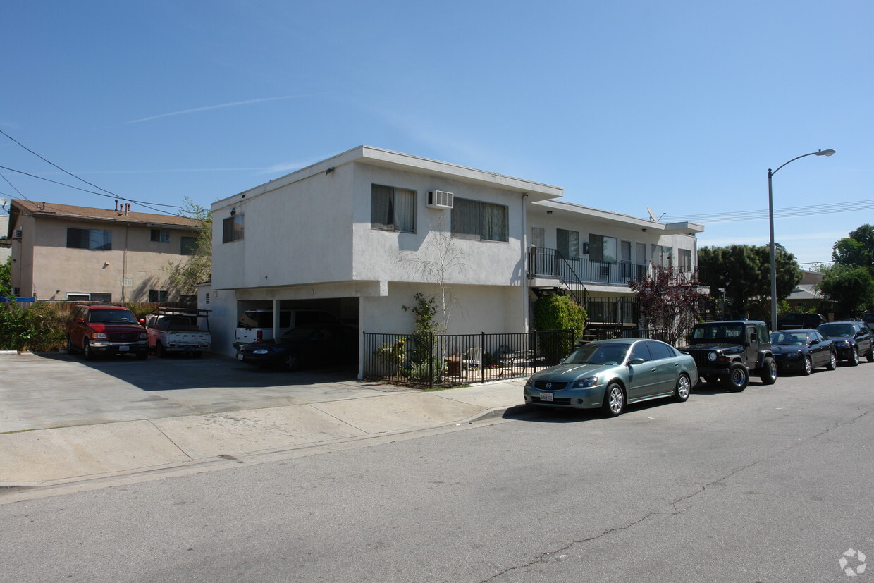 Foto del edificio - 7437 Woodley Ave