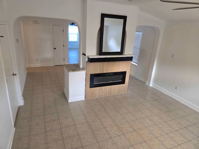 Building Photo - 1033 Lakeview Ct