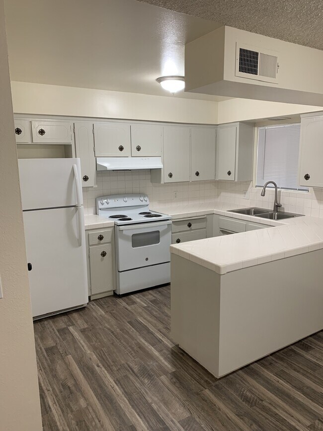 Building Photo - 4921 N Vagedes Ave