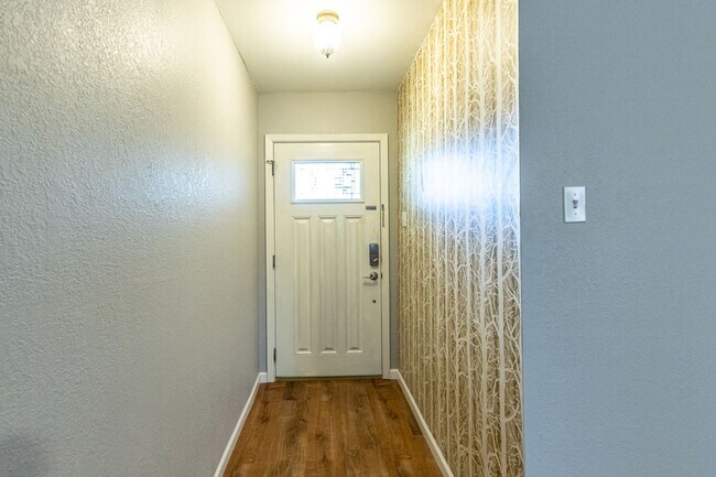 Building Photo - Move In Special 1/2 Off First Full Months ...