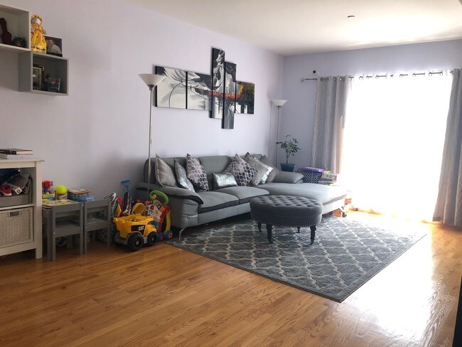 Living Room - 1533 Royce St
