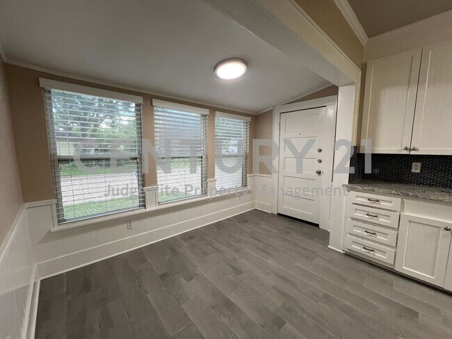 Foto del edificio - Magnificently Updated 3/2 Nestled on Corne...