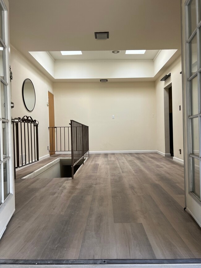 Building Photo - 12224 Beverly Blvd