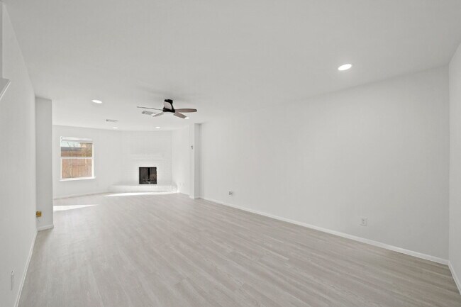Building Photo - "Charming 3-Bed Townhouse Oasis with 2.5 B...