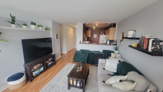 Foto del edificio - 655 W Irving Park Rd
