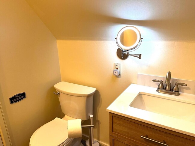 Baño del tercer piso - 402 Poplar St