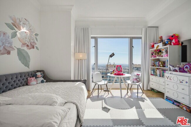 Building Photo - 10727 Wilshire Blvd