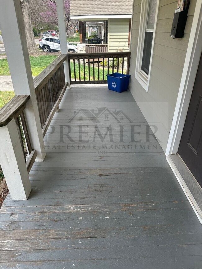 Building Photo - West Port/Plaza area Home! 2 bedroom/ 1 ba...
