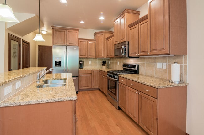 Building Photo - 5565 Old Settler Dr
