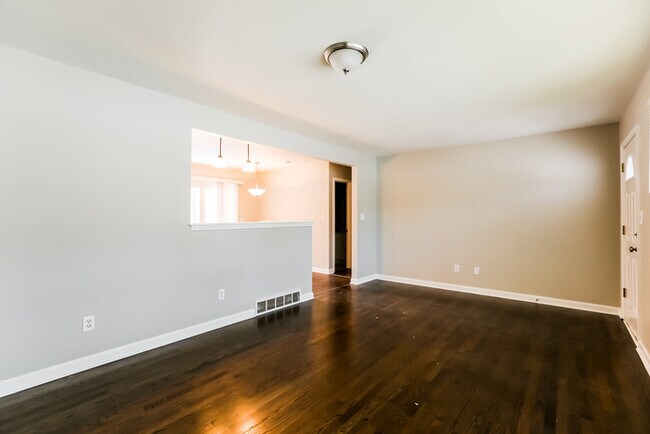 Building Photo - Lovely 3 bedroom