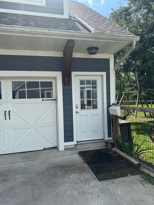 Walk Up Studio with private garden entrance - 1832 Campeau St