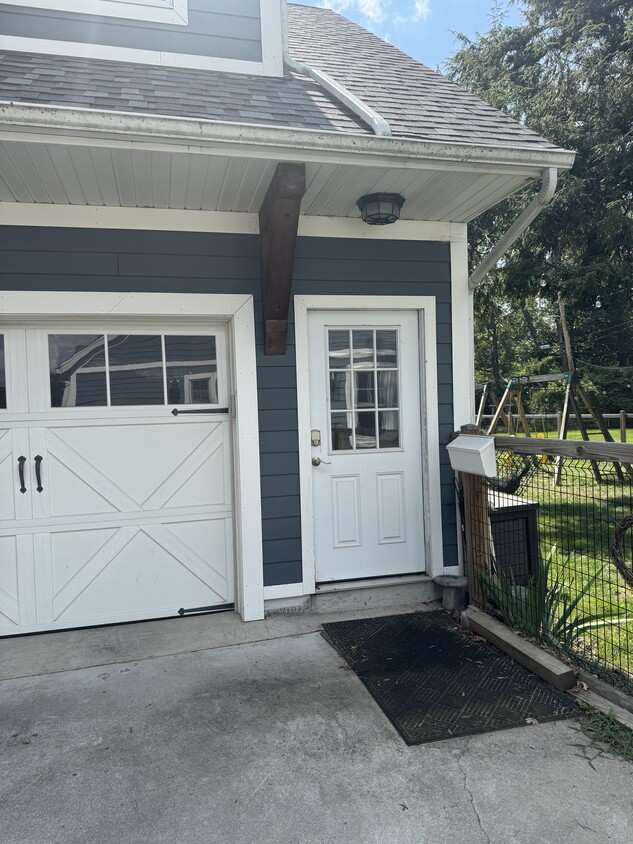 Walk Up Studio with private garden entrance - 1832 Campeau St