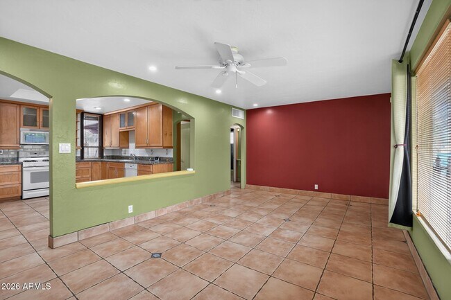 Building Photo - 315 W Glenrosa Ave