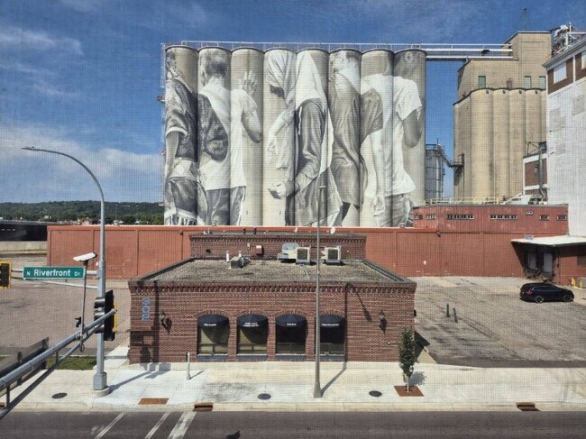 Foto del edificio - 301 N Riverfront Dr