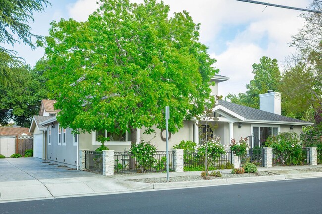 Building Photo - Perfectly Appointed Beautiful 4 Bedroom 2....