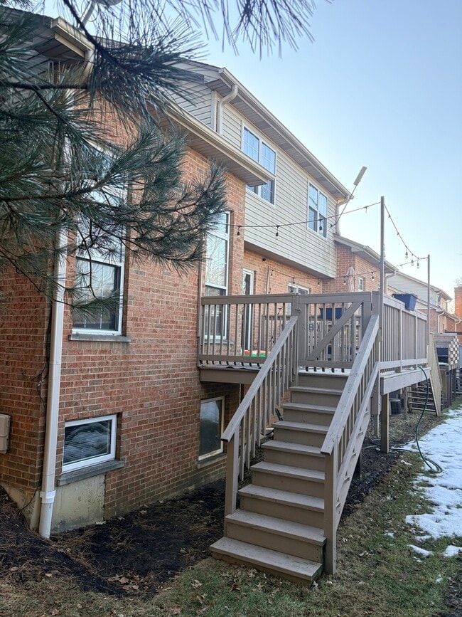 Building Photo - 610 Daisy Ln