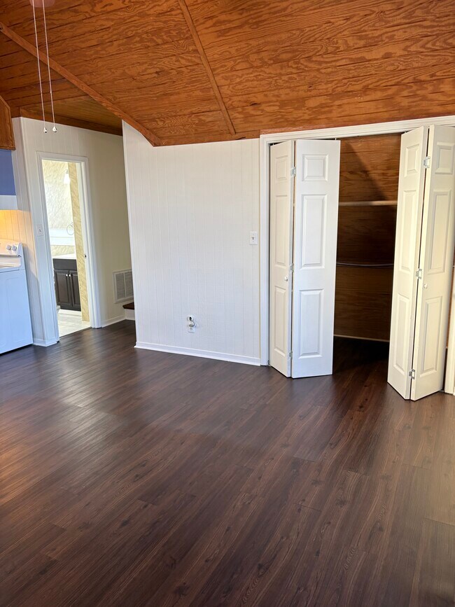 Amplio espacio de armario - 4701 Illinois Ave