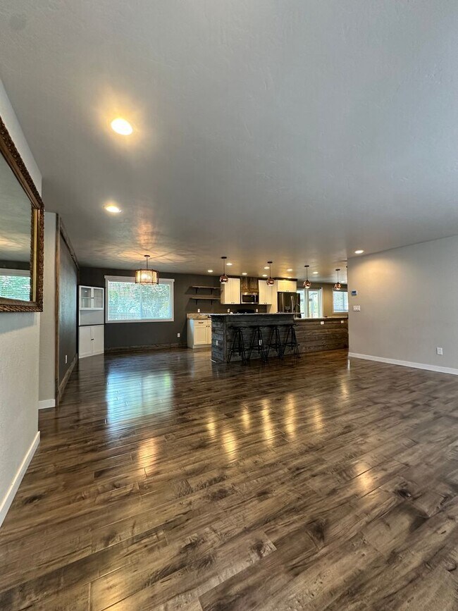 Building Photo - Beautifully Remodeled 3 Bedroom, 2 Bathroom Home – Move-In Ready!