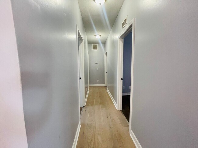 Building Photo - 3 Bedroom Home located Downtown Corbin, KY