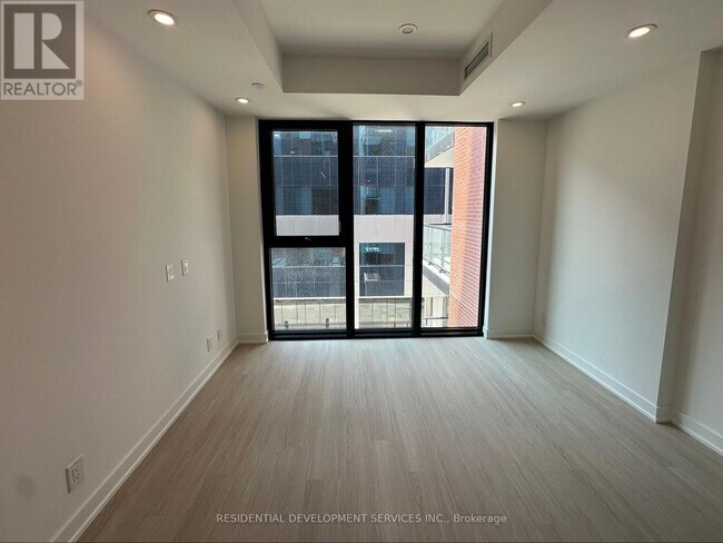 Photo du bâtiment - 699-699 Sheppard Ave E