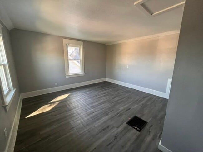 Building Photo - 3 Bedroom 1 Bath House in East Moline