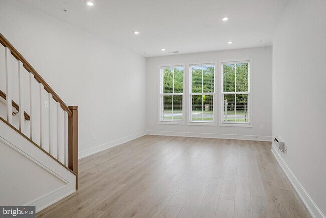 Building Photo - 43288 Farringdon Sq