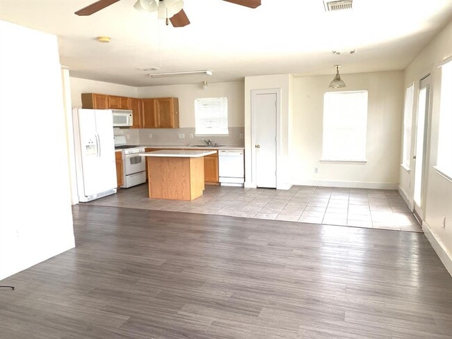 Building Photo - 1502 Palcio Real Dr