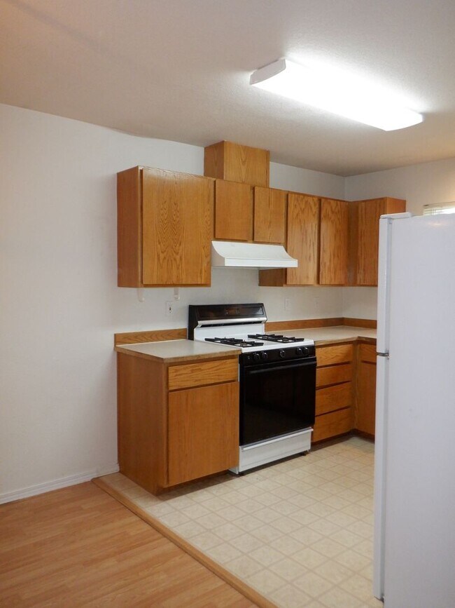 Foto del edificio - Single Level 2 Bed/2 Bath End Unit with Ga...