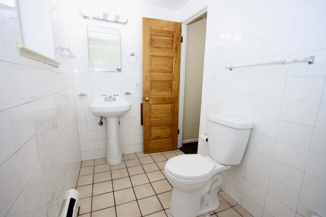 Interior Photo - 2150-2170 N Franklin St