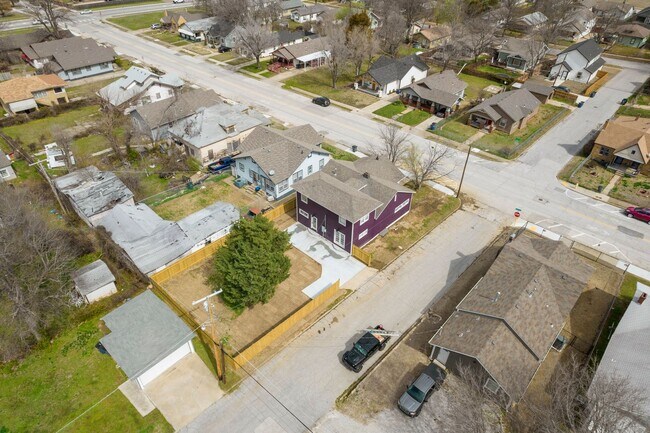 Building Photo - This 1930's Craftsman style home in the Br...