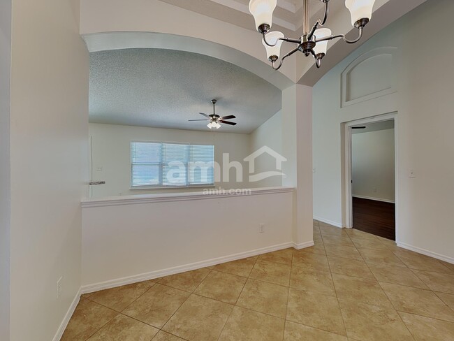 Building Photo - 2063 Forest Gate Dr W