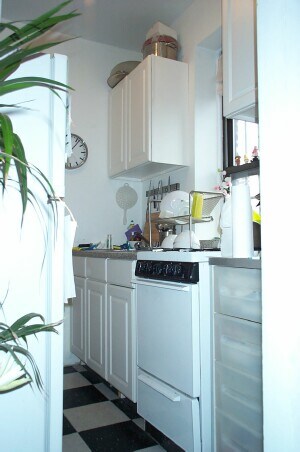 Building Photo - 215 E 10th St