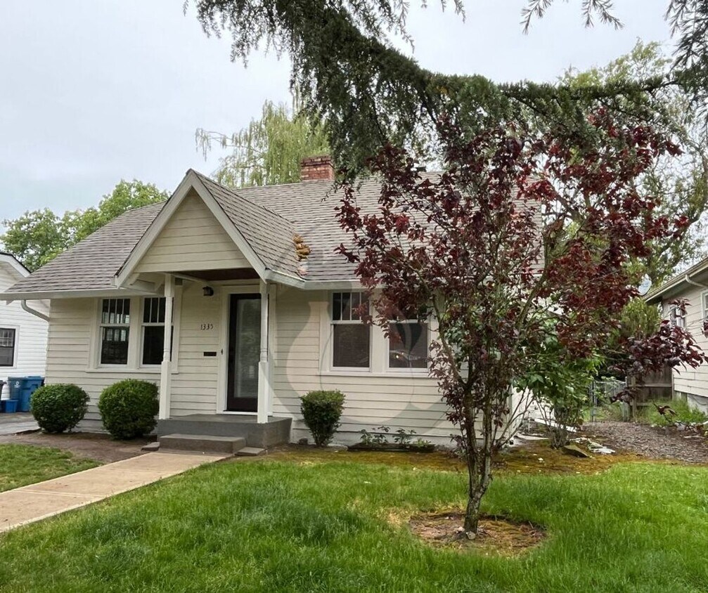 Primary Photo - Cute Bungalow in NE Salem - Available Now