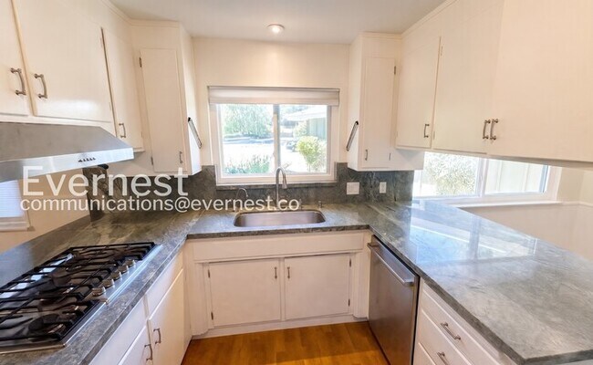 Foto del edificio - 4-Bed/2-Bath/Available Now!