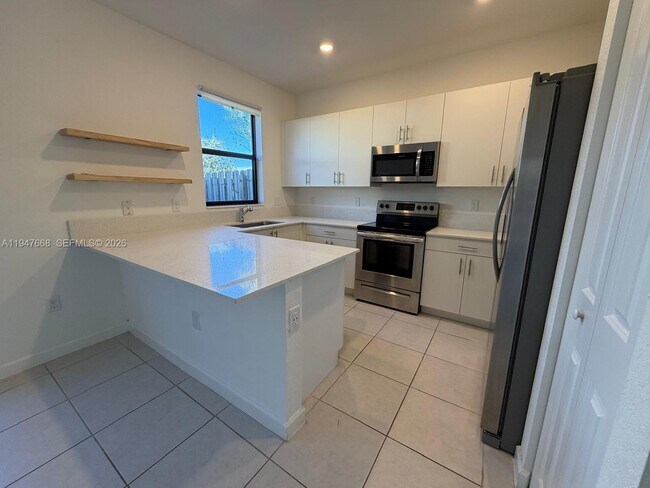 Foto del edificio - 909 NE 211th St