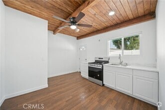 Building Photo - 9133 Laurel Ave